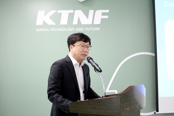 이중연 KTNF 대표는 “지난 22년간 국산 서버 개발 사업을 우보천리 속담처럼 서둘지 않고 꾸준하게 해왔다. 데이터가 존재하는 모든 곳에 KTNF 서버를 설치해 핵심 인프라 역할을 할 수 있도록 노력하겠다”고 말했다.