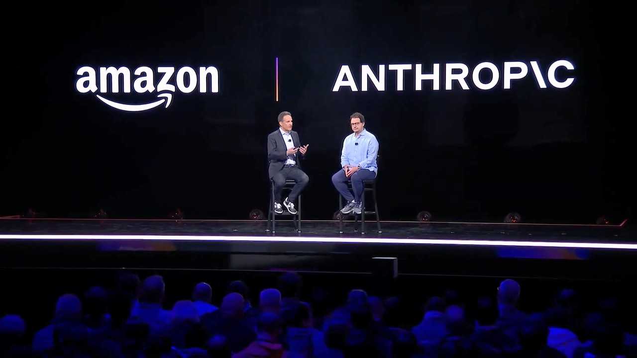 아마존웹서비스(AWS) 아담 셀립스키(Adam Selipsky) CEO(왼쪽)와 엔스로픽 다리오 아모데이 CEO가 지난해 11월 열린 AWS 리인벤트에서 발표하는 모습 (출처: AWS 유튜브 캡처)