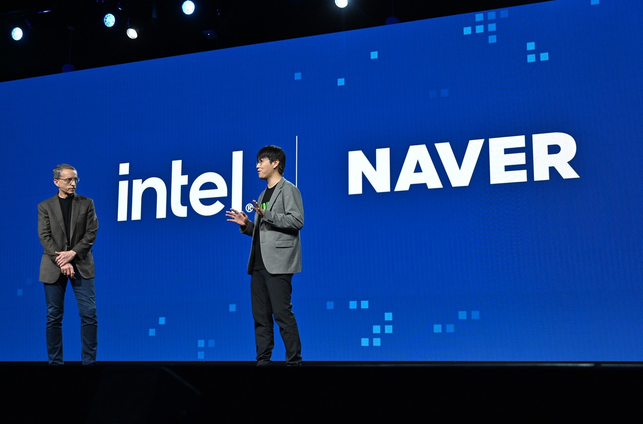 지난 4월 ‘인텔 비전 2024’ 행사에서 대담을 나누는 인텔 팻 겔싱어 CEO(왼쪽)와 네이버클라우드 하정우 AI 이노베이션 센터장 (출처: 네이버클라우드)