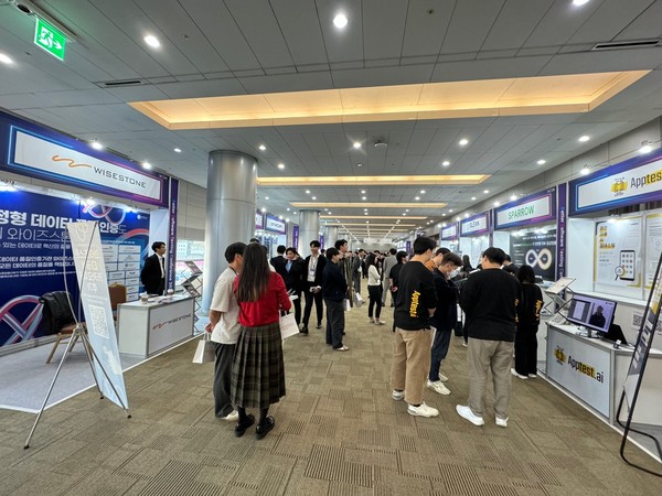 베스트콘 2024 참가자들이 행사 전시부스에서 각 기업들의 솔루션을 관람하고 있다. 