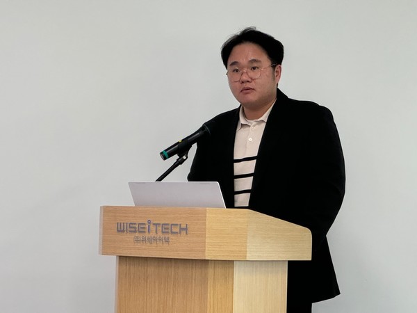 권지수 연구소장이 ‘AI 개발과 운영의 A to Z’라는 내용의 주제로 발표하고 있는 모습 (사진=나호정 기자)