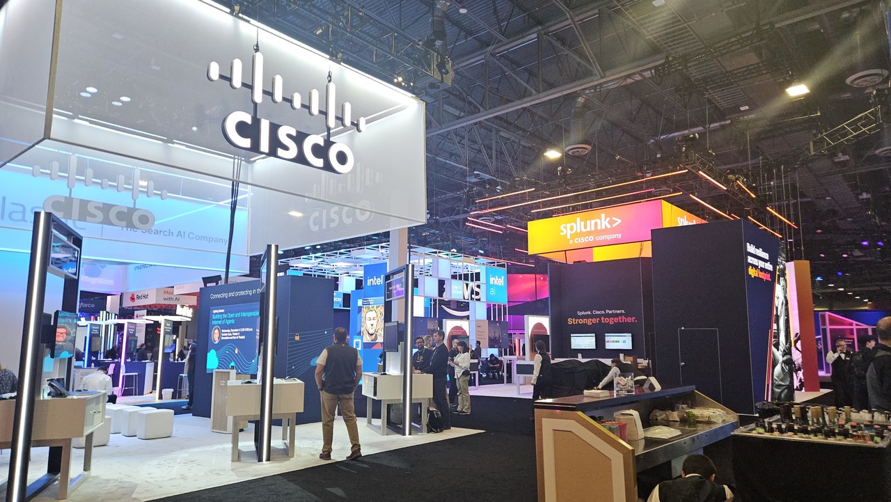 다양한 AWS 파트너사들이 솔루션 전시 부스를 설치했다.