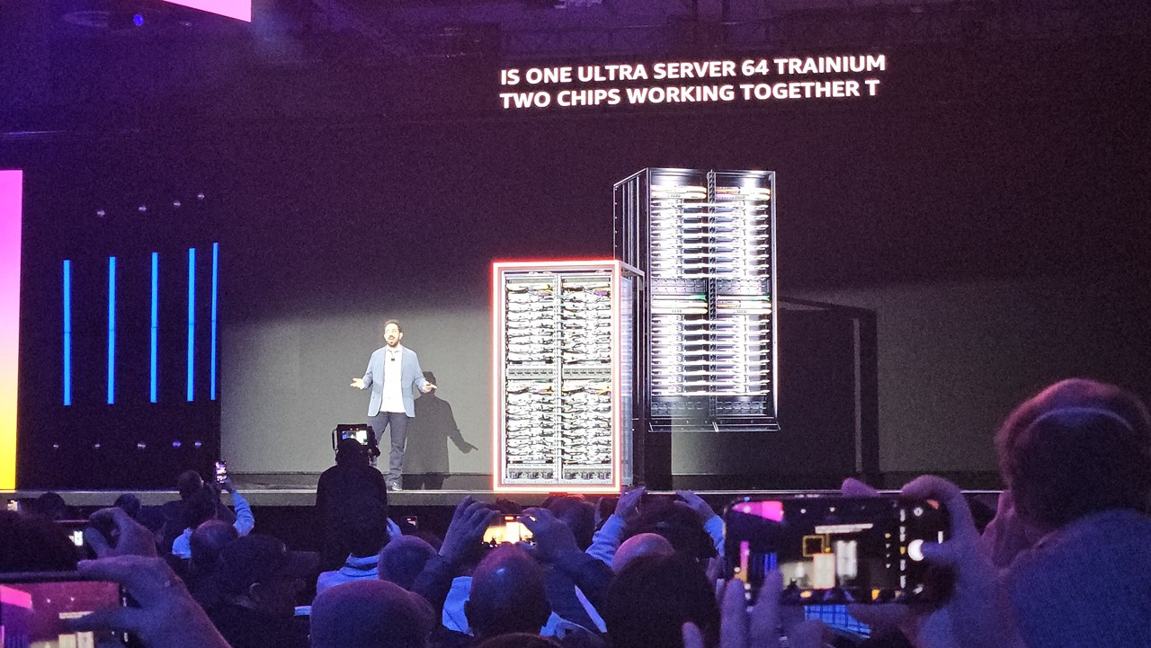 피터 드산티스 부사장이 트레이니움2 울트라서버를 무대에서 전격 공개했다.