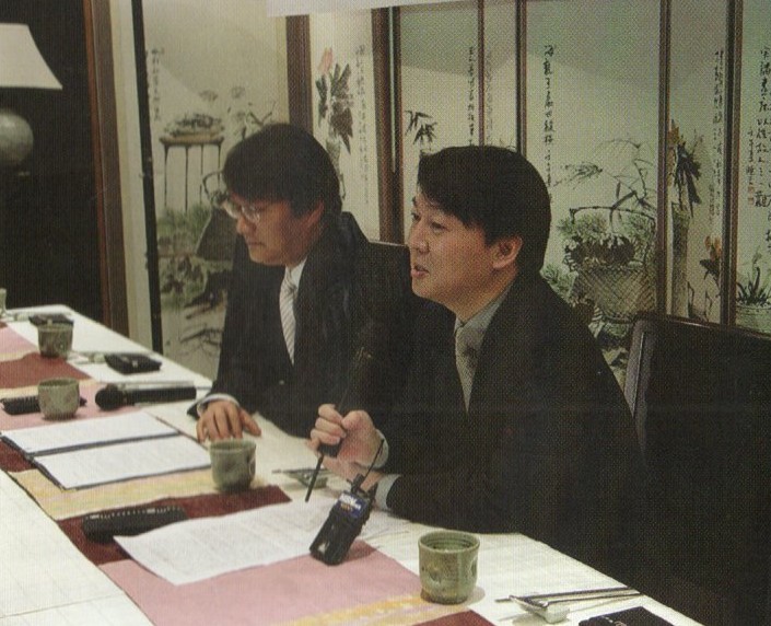 김철수 부사장(왼쪽)과 안철수 전 사장 (출처=컴퓨터월드 2005년 4월호)