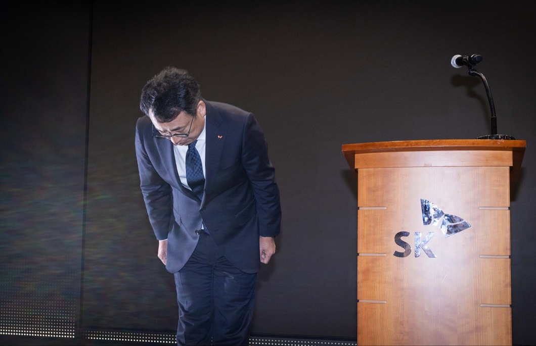 SKT 유영상 CEO가 4월 25일 서울 중구 SKT 사옥에서 열린 고객 보호조치 강화 설명회에서 사과 인사를 하고 있다. (사진=SKT)