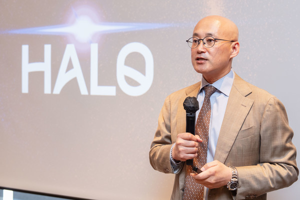 메가존클라우드 염동훈 대표가 미디어데이 행사에서 자사 AI 통합 브랜드 '메가존 에어'를 공개하며 AI 네이티브 기업으로 전환한다고 발표했다. (출처: 메가존클라우드)